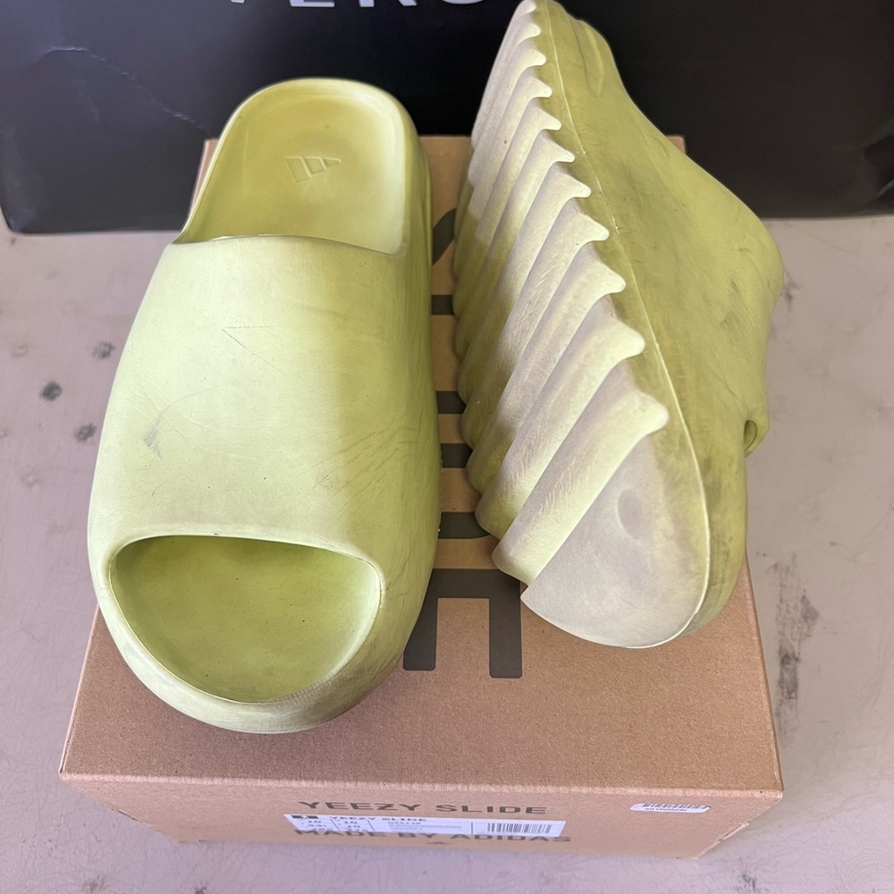 YEEZY SLIDE GLOW GREEN SZ 10